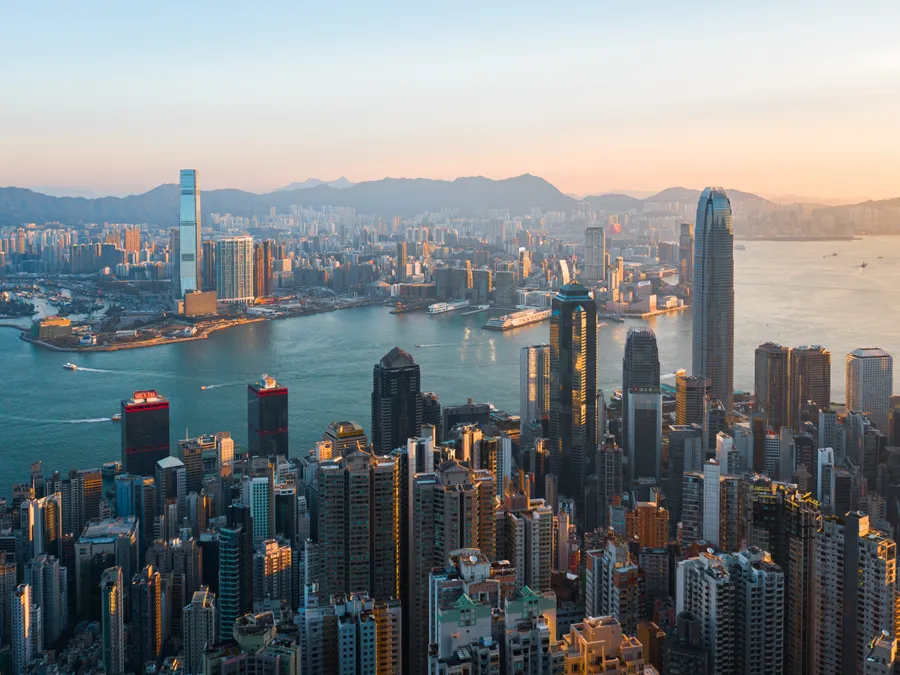 香港天際線在夕陽下,摩天大樓和海港水