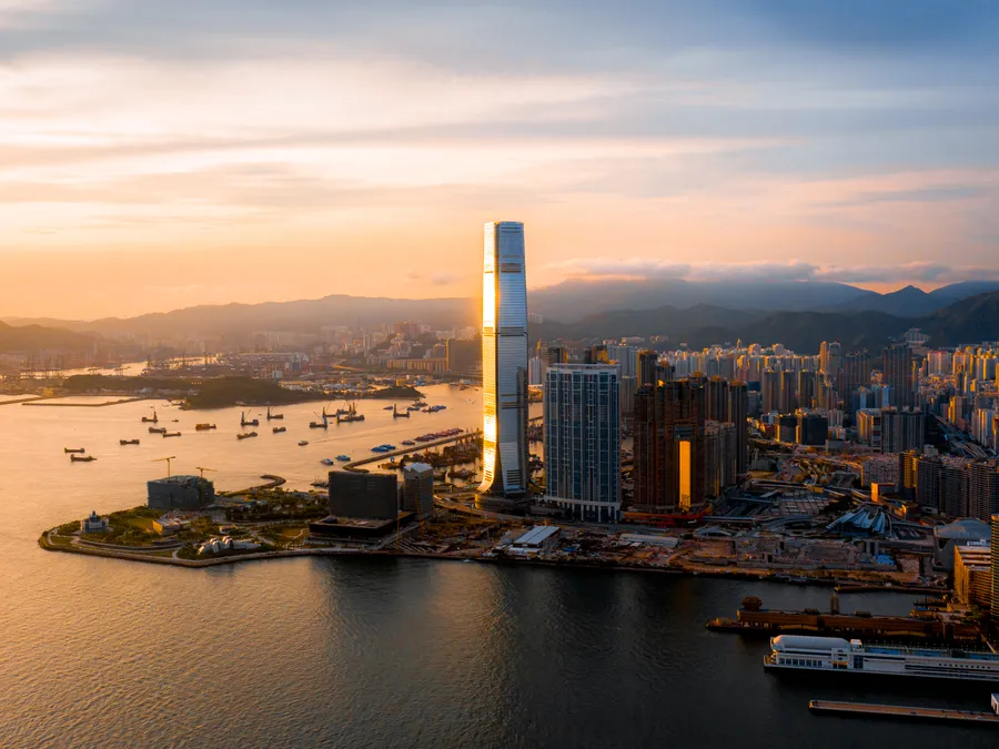 日落時分的香港天際線,高樓大廈和水上的船隻