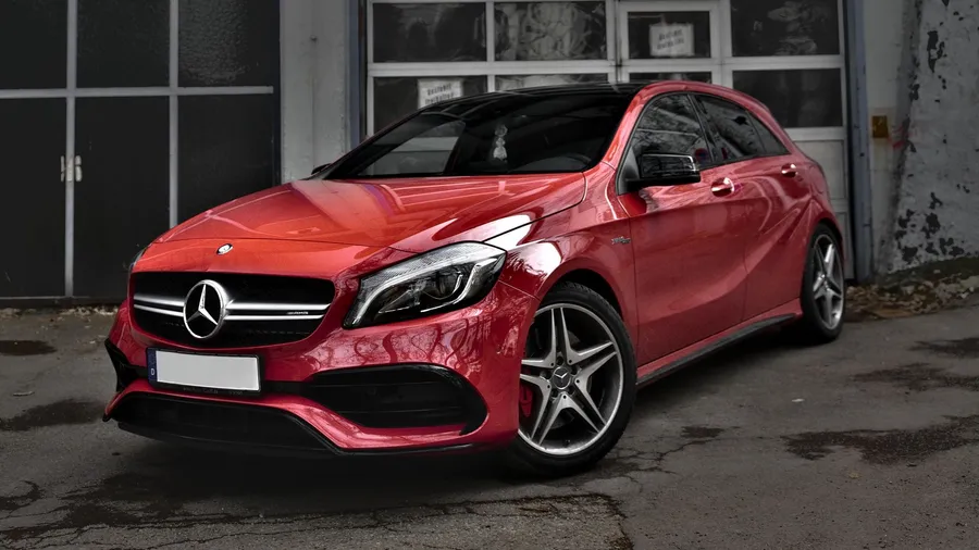 紅色Mercedes-Benz A45 AMG停泊在車庫前