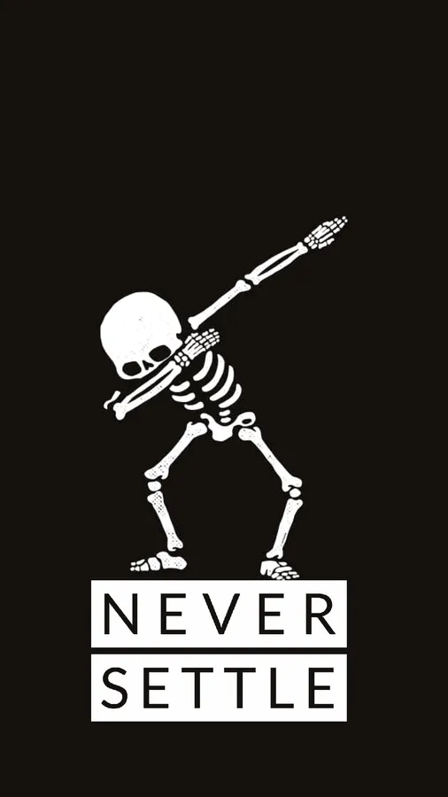 白色骷髏在黑色背景上跳 dab 舞,帶有 'NEVER SETTLE' 文字。