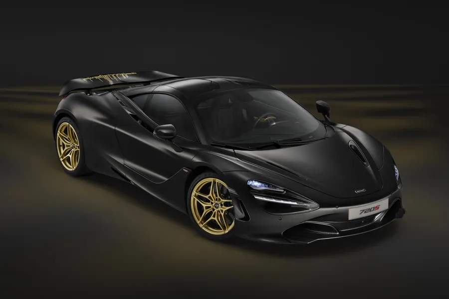 啞光黑色McLaren 720S,金色輪圈和發光車頭燈,在深色工作室中。