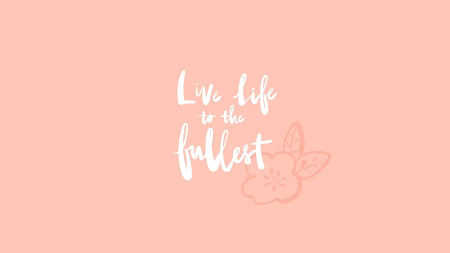 勵志名言 live life to the fullest 以白色字體書寫,蜜桃背景上有一朵蜜桃花。