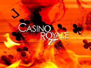 Casino Royale電影標題在火焰中燃燒，伴隨著撲克牌。 — 皇家高 壁紙