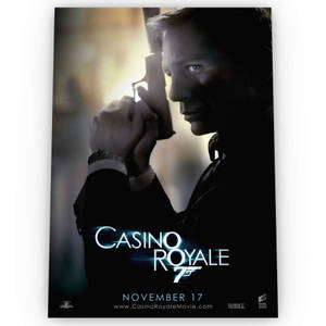 身穿西裝的男子持槍指向頭部，附有Casino Royale電影標題。 — 電影 壁紙
