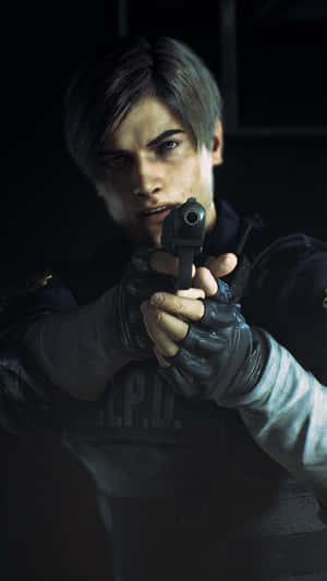 來自《生化危機》的 Leon S Kennedy 在黑暗房間中瞄準手槍。