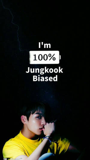 身穿黃色襯衫的年輕男子，在黑暗星空與閃電背景下，文字宣稱對Jungkook的偏愛。