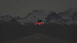 一條黑暗的道路通向積雪的山脈，帶有發光的紅色100 Thieves標誌。