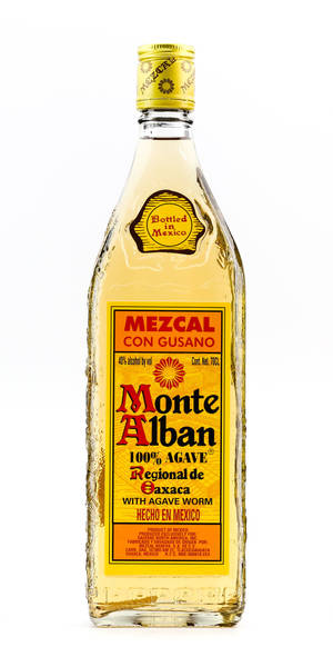 一瓶帶有龍舌蘭蟲標籤的 Monte Alban mezcal。