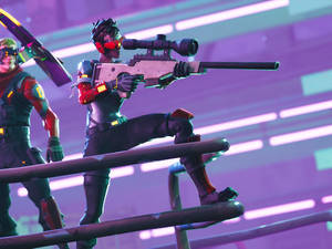 兩個Fortnite角色在霓虹燈照亮的屋頂上瞄準武器。