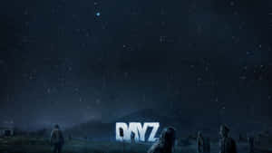 殭屍站在星空下，靠近發光的DAYZ字母，位於貧瘠的田野中。