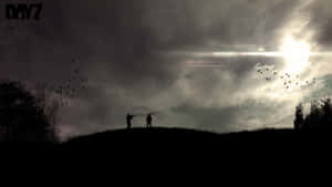 兩個武裝人物在山丘上開火，鳥兒在多雲的黃昏天空中飛翔。 — Dayz GIF 壁紙
