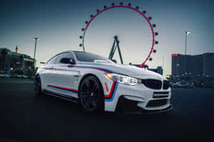 白色BMW M4雙門跑車帶有賽車條紋，在黃昏時停放在倫敦眼附近。 — 4K 法拉利 壁紙