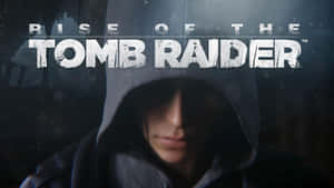 來自《Rise of the Tomb Raider》的戴兜帽角色，在黑暗環境中表情嚴肅。