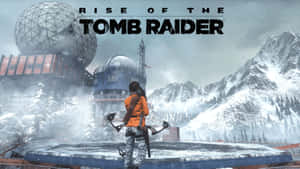 Tomb Raider 主角身穿橙色外套，手持弓箭，站在雪地山景中