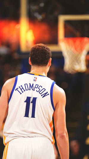 籃球運動員Thompson 11在場館中面向籃框