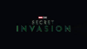 Marvel Studios Secret Invasion 標題以發光綠色字母顯示在黑色背景上。
