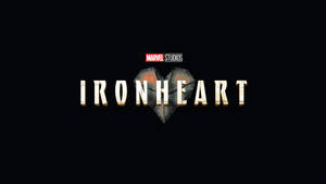 黑色背景上帶有心形盾牌徽章的Ironheart標題標誌。