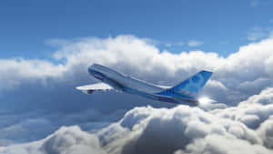 波音747飛機在藍天白雲上飛行