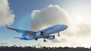 空中巴士A320飛機在明亮的天空下起飛，伴有雲朵。