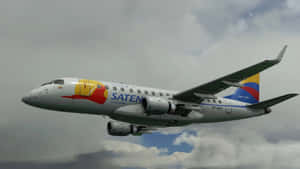 Satena Airlines 飛機在雲霧中飛行