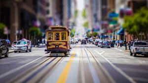 一輛黃色纜車在繁忙的城市街道上行駛，有汽車和行人。