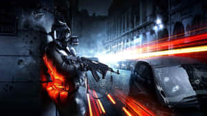 戴防毒面具的士兵在夜間霓虹燈街道上開槍，汽車受損。
