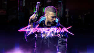 Cyberpunk 2077 主角在夜晚霓虹燈閃爍的城市中握著一把發光的手槍。 — 電馭叛客2077 壁紙