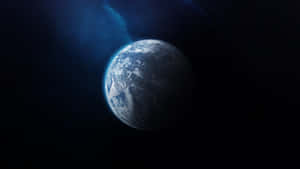 從太空看地球，藍色海洋和白色雲朵映襯在繁星點點的黑色天空中。