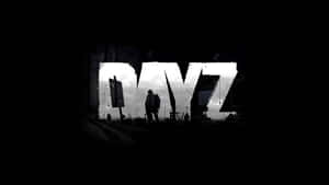 在黑暗森林中，一個人站在發光的DAYZ標誌前的剪影。
