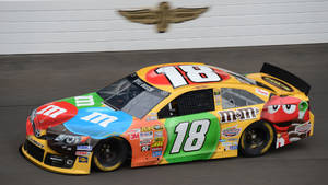 M&M's贊助的NASCAR賽車在賽道上飛馳。 — 汽車 壁紙