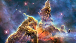在太空中發光的氣體和塵埃柱，伴隨著明亮的星星。