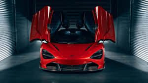 在昏暗車庫中，紅色McLaren跑車打開鷗翼車門。