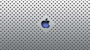 帶有藍色穿孔Apple標誌的銀色筆記本電腦蓋
