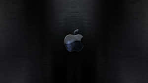 拉絲黑色金屬表面上的Apple標誌