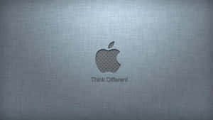 帶有圓點圖案和Think Different文字的Apple標誌，位於拉絲金屬背景上。