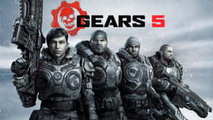 四名裝甲士兵在雪地戰場上手持武器，帶有Gears 5標誌。