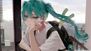 身穿白色襯衫和背包的青綠色頭髮動漫女孩，凝視著城市窗外