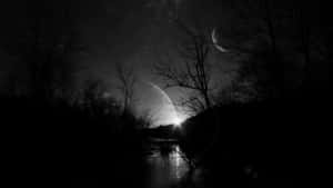 光禿禿的樹木框住星空之夜，新月和發光的行星在反射的河流之上。