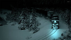 貨運火車在夜間穿過白雪覆蓋的森林，車頭燈閃爍。