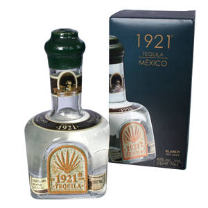 一瓶1921 Blanco龍舌蘭酒及其包裝。
