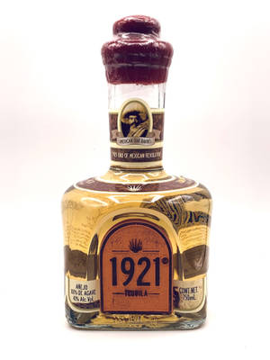 一瓶帶有紅色蠟封和金色標籤的1921龍舌蘭酒。