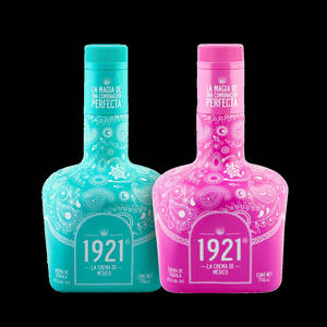 兩個色彩繽紛的1921年龍舌蘭酒瓶，帶有佩斯利設計，一個粉紅色一個藍綠色。
