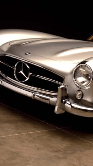 攝影棚環境中銀色復古 Mercedes-Benz 跑車的特寫。