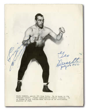 簽名嘅復古相，拳擊手Primo Carnera戰鬥姿勢，有文字同簽名。 — 意大利 壁紙