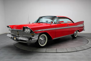 光澤紅色1959年雪佛蘭Bel Air經典車在工作室旋轉台上。