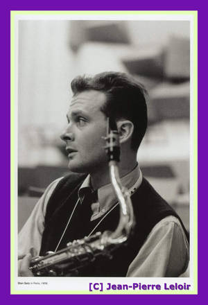 Stan Getz 1958年在巴黎演奏色士風的黑白照片 — 猶他爵士 壁紙