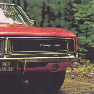 紅色1969年道奇Charger停在綠樹成蔭的森林中。