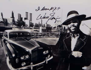Walt Frazier 與一輛復古勞斯萊斯在紐約市天際線前擺姿勢。