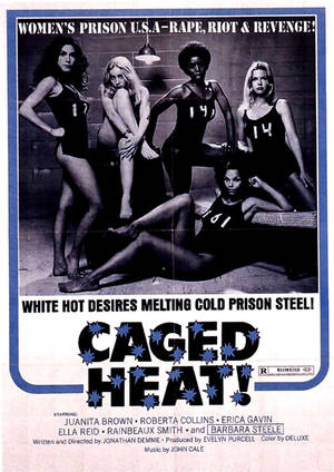 電影《Caged Heat》嘅海報，顯示五名身穿囚犯制服嘅女性喺監倉入面擺甫士。