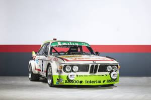 工作室中帶有綠色和紅色塗裝的復古BMW賽車。